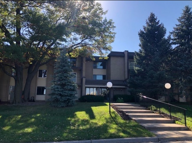 Building Photo - Roseville Apt 108