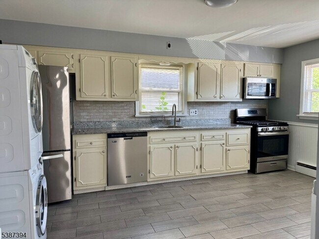 Photo - 687 Midland Ave Unidad 2