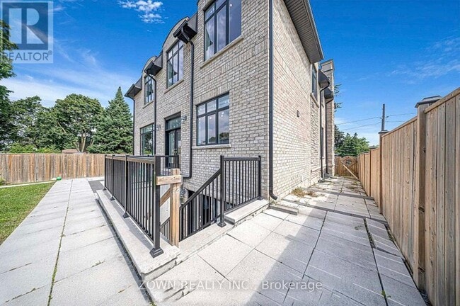 Photo - 736 Hillview Crescent