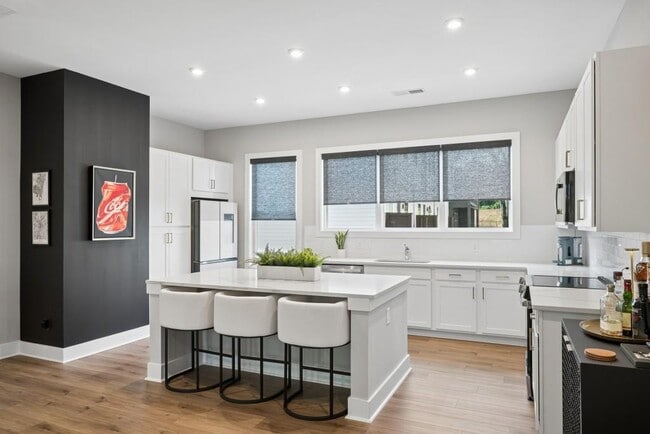 Photo - 500 Zeal St SE