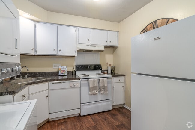 2BR, 1BA - 925SF - Kitchen
