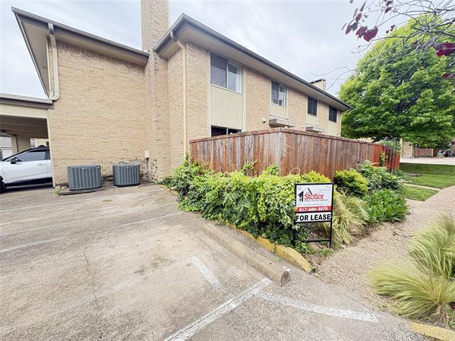 Building Photo - 2622 Custer Pkwy Unit D