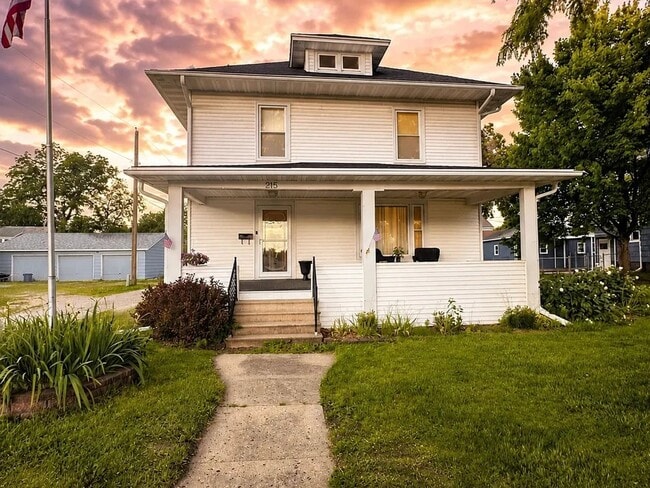 Building Photo - Spacious 4 bedroom, 2.5 bath home with solar panels-low electricity cost for tenants!