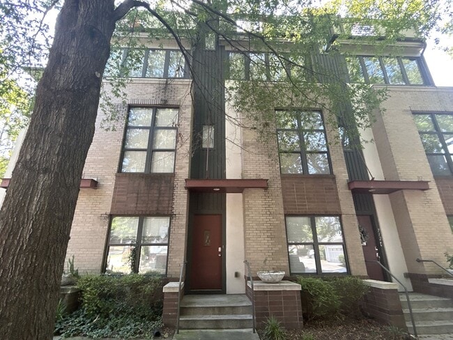 Building Photo - Townhome in First Ward!