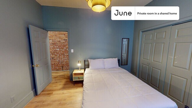 Room in Shared 5 bed/2 bath home in Columbia Heights