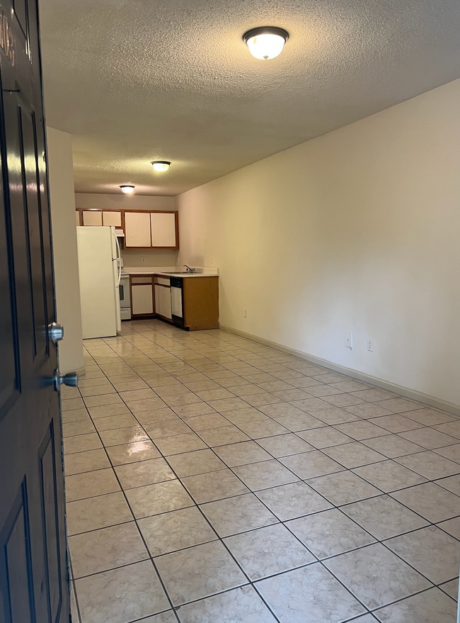 Entrance/open concept/living room - 145 Lullwater Dr Unit 102