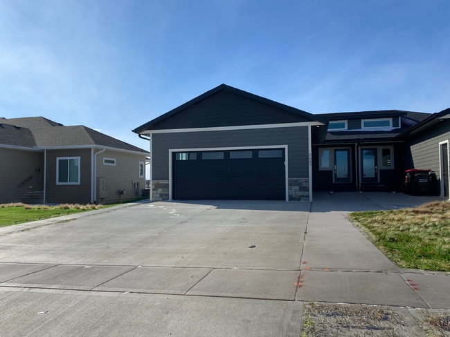 Building Photo - Twin Home