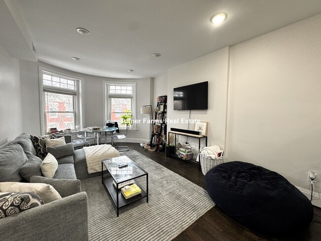 Building Photo - 7 Strathmore Rd Unit 3