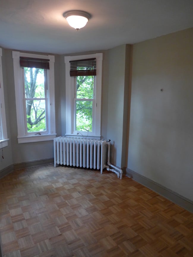 Photo - 2934 Huntingdon Ave