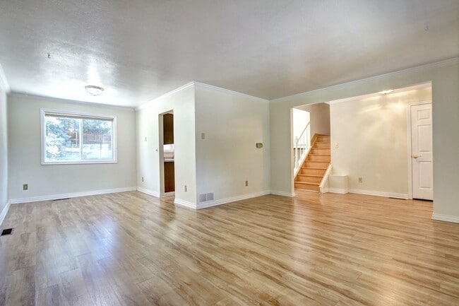 Photo - 3 bed 2 1/2 bath Tri-level near Downtown C...
