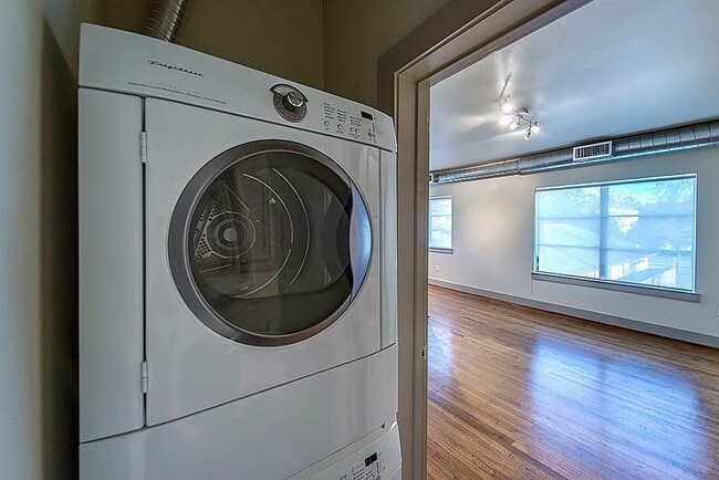 Building Photo - 1509 Holman St Unit 3