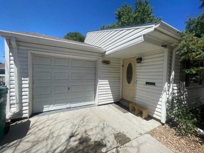 Charming 3 Bedroom Home in Aurora - Charming 3 Bedroom Home in Aurora