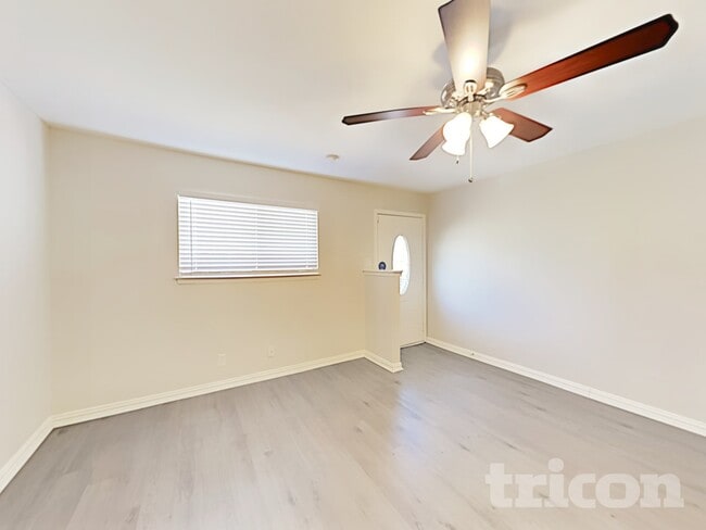 Photo - 902 Woodbrook St