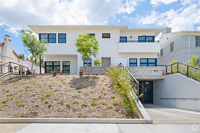 Building Photo - 822 S Plymouth Blvd Unit 1 Rental