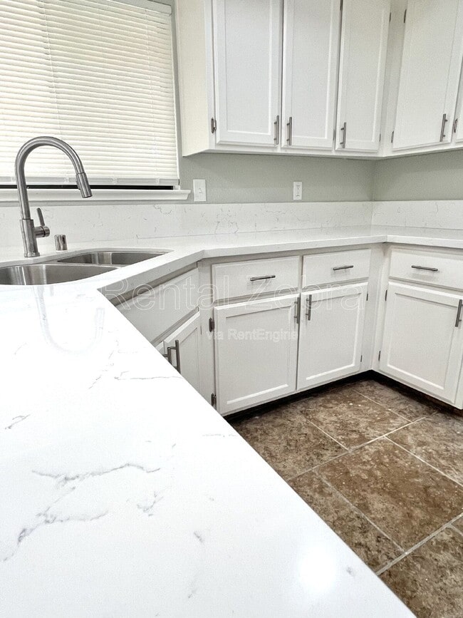 Building Photo - 1620 Sungate Dr