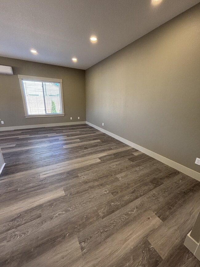 Photo - 390 Seven Oaks Ln