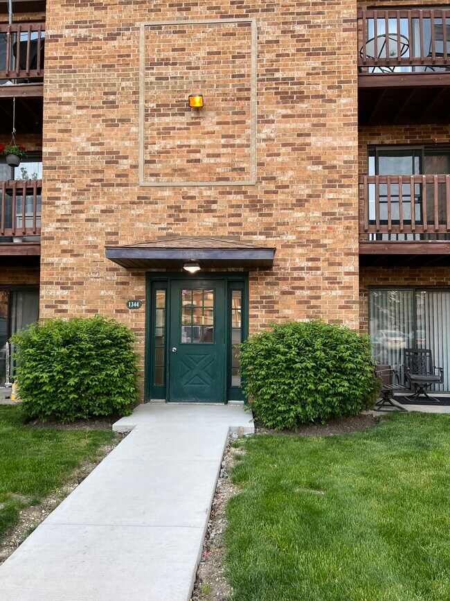 1344 N Geneva Dr Condo Unit 2B Condo for Rent in Palatine, IL