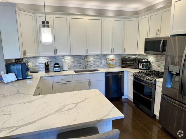 Building Photo - 3 bedroom in Chicago IL 60625 Unit 2 Rental