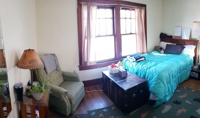 Photo - 613 E College St Unit NE