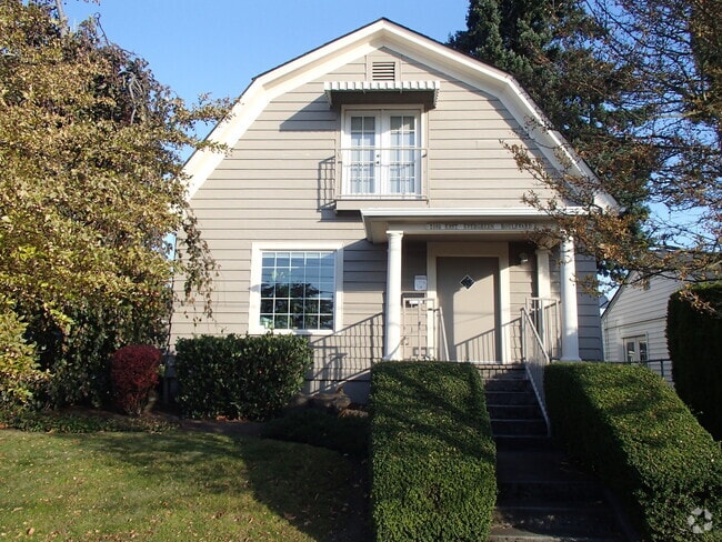 Building Photo - 2800 E Evergreen Blvd Unit Suite B Studio Apt