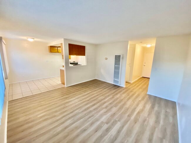 Building Photo - 651 W 12th St Unit 4