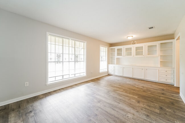 Photo - 296 Woodcliff Dr