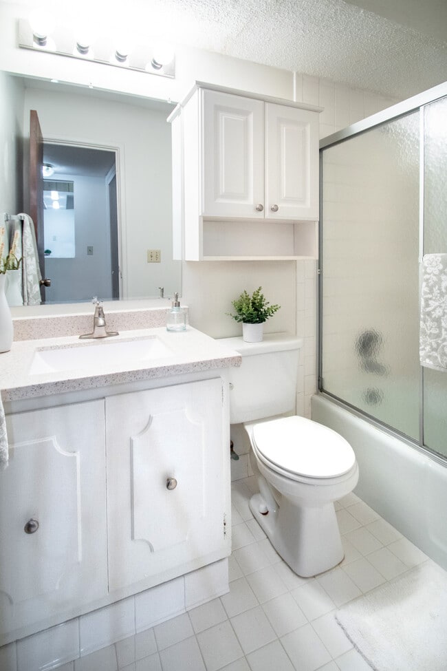 1BR, 1BA - 680SF - Classic