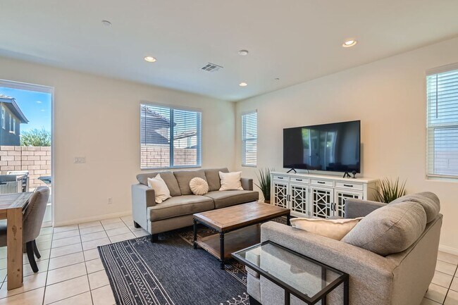 Photo - 4 Bed 3 Bath Luxury FURNISHED Home for Rent!