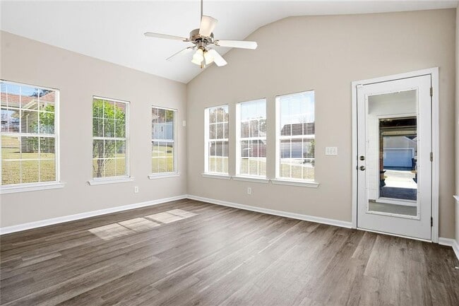 Photo - 405 Chadwick Cmns