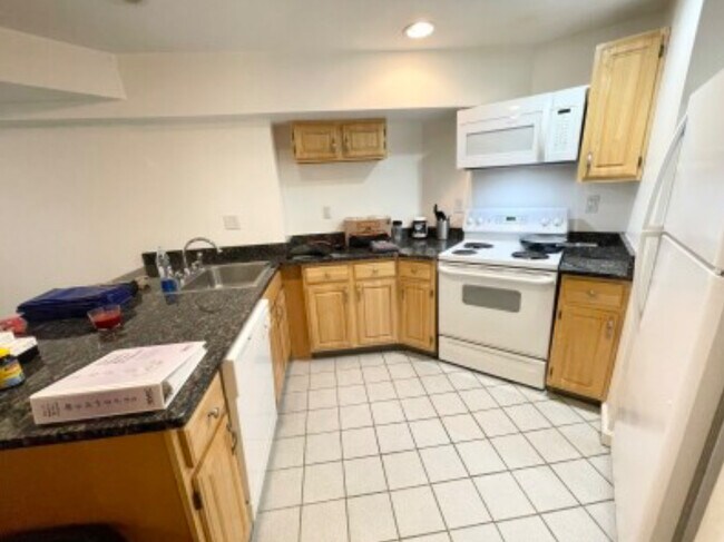 Building Photo - 115 Jersey St Unit 2