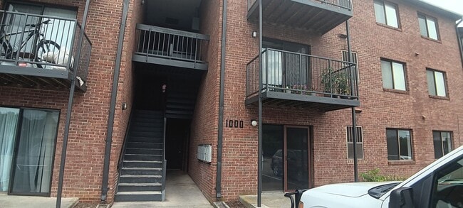 Building Photo - Blacksburg, 2 BR / 1 BA Available August 7th, 2026.