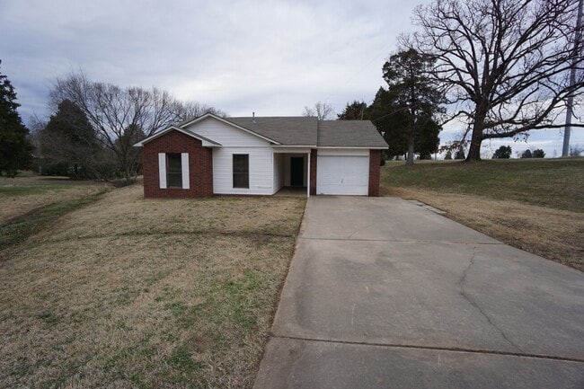 Building Photo - 3 BR, 1 BTH, 1 car garage