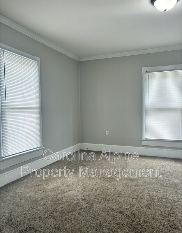 Photo - 1028 S Main St