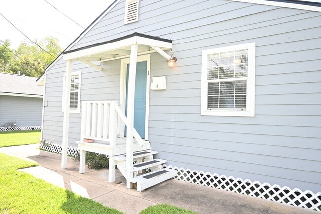 Building Photo - 2322 Central St