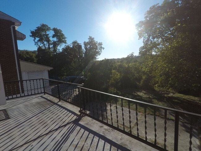 Photo - 3 Bedroom/ 1 Bathroom House for Rent in Brookline!