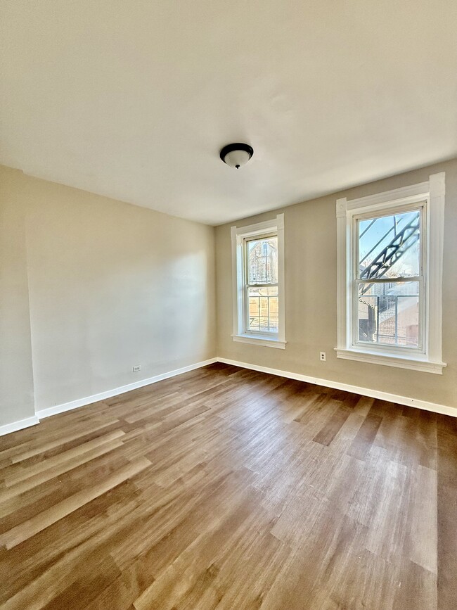 Building Photo - 1529 W 18th St Unit 2R