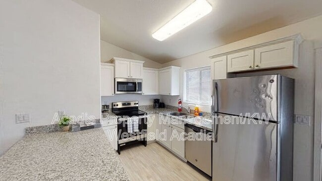 Photo - 561 N 10th Pl