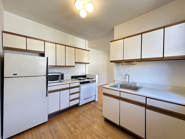Photo - 700 W Cornelia Ave Unit J06W
