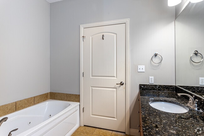 2BR, 2BA - 1063 SF
