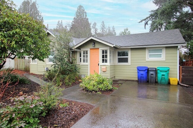 Building Photo - 5325 N Fessenden St