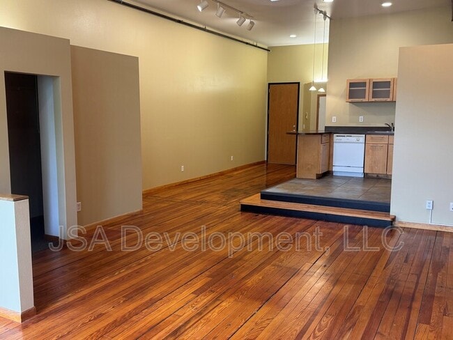 Photo - 220-224 E 4th St