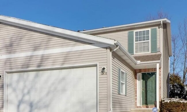 Photo - 4 Bedroom Townhome for Rent in Normal!