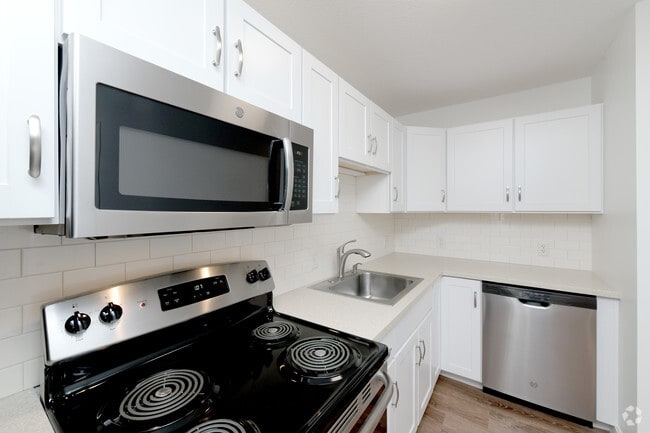 2 BR, 1 BA
