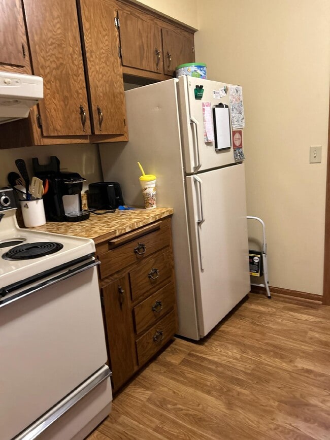 Kitchen - 524 Marshal Ct Unit B