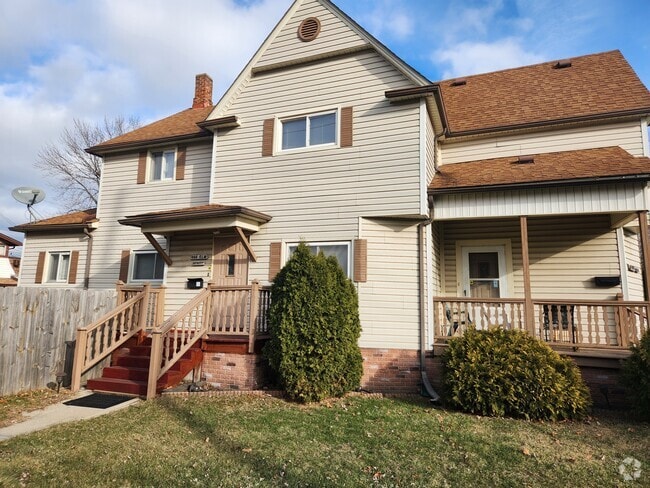Building Photo - 466 Elm St Rental