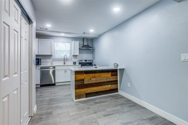 Photo - 902 Clark St