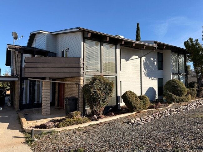 Building Photo - 1131 Tapadero Dr