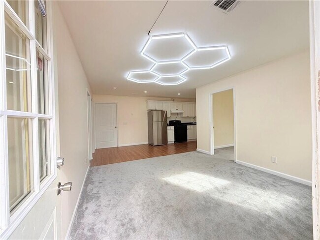 Photo - 893 Hawthorn Ln