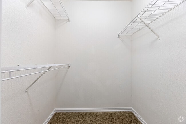 2BR, 2BA - 1,000SF - Closet