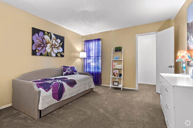 2BR, 2BA - 970SF (B3) - 2nd Bedroom